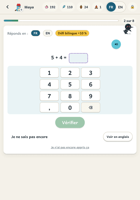 Une question sur une tablette : 5 plus 4 égale une case vide, avec un grand pavé numérique à l'écran et le badge du défi bilingue.